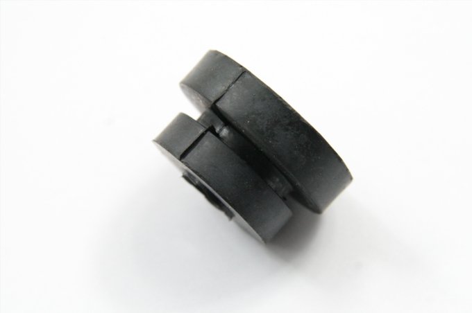 Guma zamocowania chłodnicy Defender / Discovery / RR / benzyna 4,2 SC V8/4,4 AJ V8 RR L322