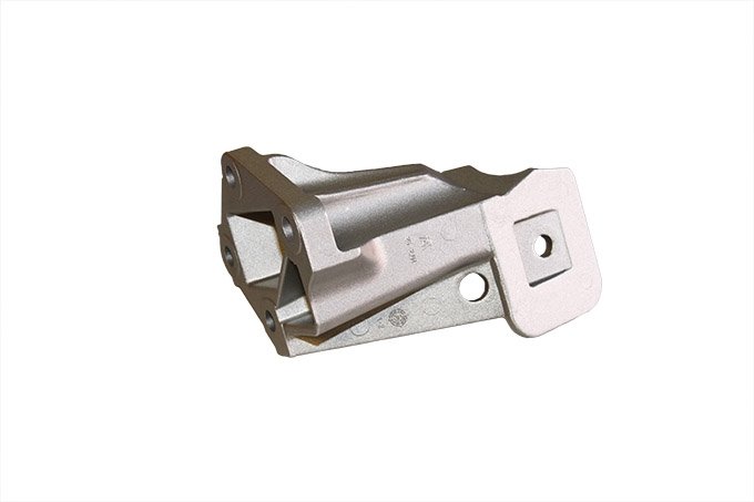 Wspornik poduszki mocowania silnika lewy 2,7 TDV6 Discovery 3 / RR Sport