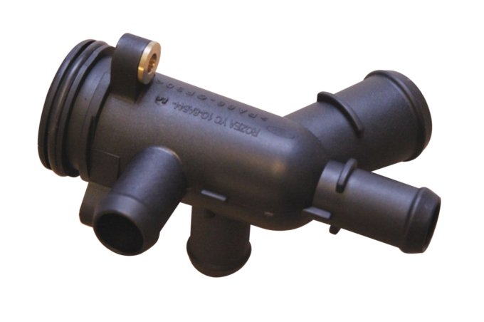 Łącznik rur wodnych przy pompie wody 2,4 diesel Defender od 2007