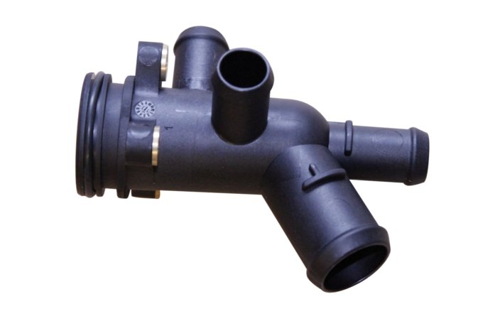 Łącznik rur wodnych przy pompie wody 2,4 diesel Defender od 2007