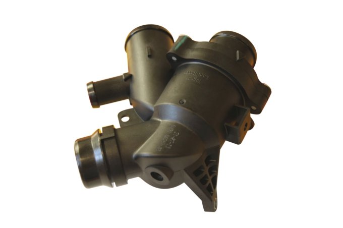 Termostat (kpl. z obudową) benzyna 5,0 NA V8 Discovery 4 / RR L322 / RR Sport / benzyna 5,0 SC V8 Defender 2 / RR L322 / RR L405 od 2016 (VIN:GA000001) / RR Sport / RR Sport od 2014 od 2016 (VIN:GA000001) / RR Velar (wersja CDA od 2019 (VIN:KA000001))