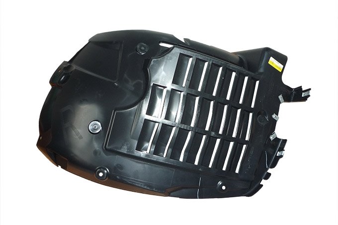 Nadkole wewnętrzne plastikowe przód prawe RR L405 (Zaciski hamulcowe Czerwone, Brake Calipers - Black) od 2016 (VIN:GA000001) do 2017 (VIN:HA999999) / RR Sport od 2014 (SVR) od 2015 (VIN:FA000001) do 2017 (VIN:HA999999)(część przednia)