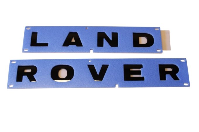 Naklejka "LAND ROVER" pokrywy silnika Defender od 2013
