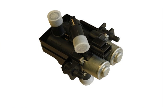 Blok zaworów nagrzewnicy – dla 2,7 diesel trzeba wykorzystać stary uchwyt XR843549